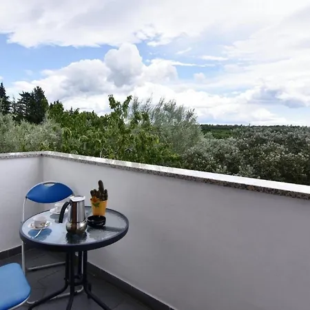 In Mit Privatem Garten Und Panoramablick شقة